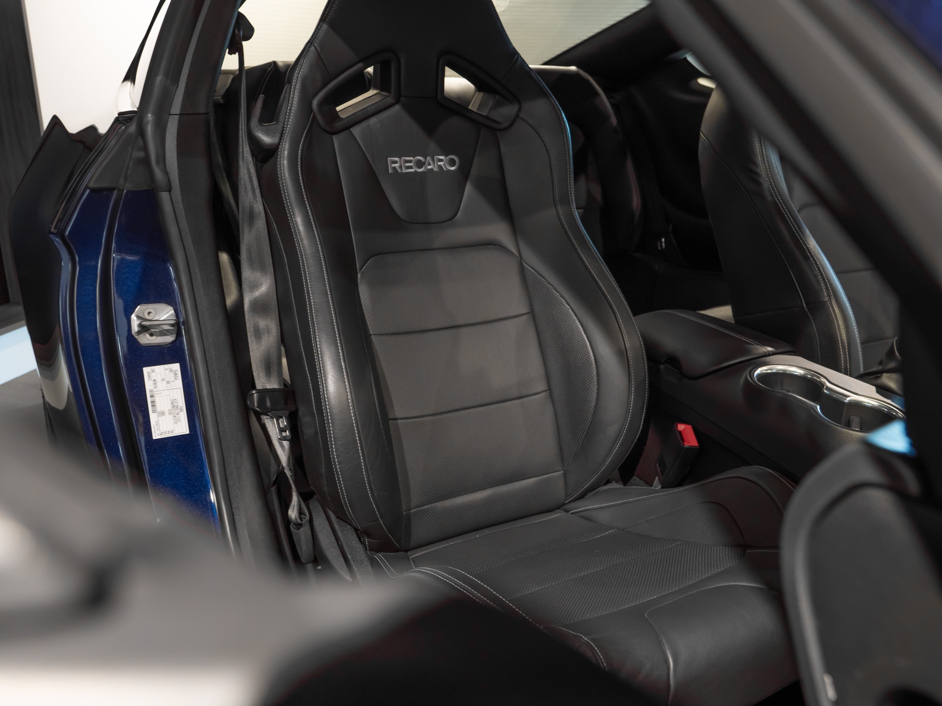 Sièges baquets en cuir – PORSCHE – Ford Mustang V8 – 2019 – Bleu Kona – 48 900 km – 450 ch – V8 Atmo – Transmission : Manuelle – Origine France – Privaty Cars – Expert des modèles PORSCHE proche de Bordeaux