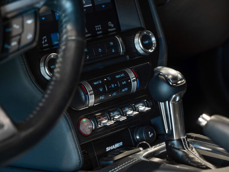 Tableau de bord – FORD – Ford Mustang V8 – 2019 – Bleu Kona – 48 900 km – 450 ch – V8 Atmo – Transmission : Manuelle – Origine France – Privaty Cars – Recherche personnalisée de voitures de sport d’occasion dans l’Ouest de la France