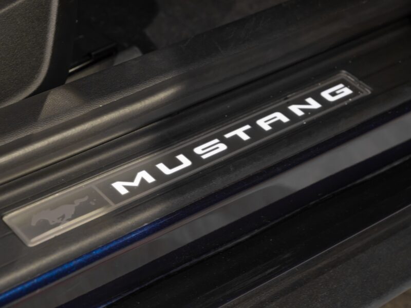 Plaque de seuil illuminée – FORD – Ford Mustang V8 – 2019 – Bleu Kona – 48 900 km – 450 ch – V8 Atmo – Transmission : Manuelle – Origine France – Privaty Cars – Recherche personnalisée de voitures de sport d’occasion proche de Nantes