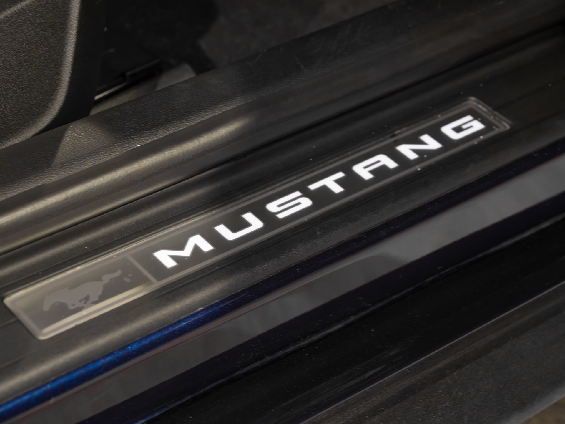 Plaque de seuil illuminée – FORD – Ford Mustang V8 – 2019 – Bleu Kona – 48 900 km – 450 ch – V8 Atmo – Transmission : Manuelle – Origine France – Privaty Cars – Recherche personnalisée de voitures de sport d’occasion proche de Nantes