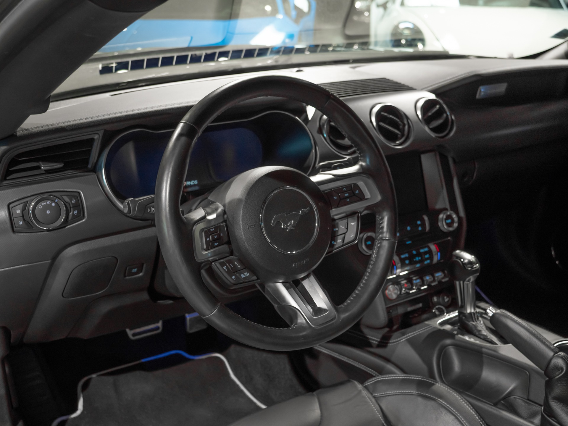 Volant – FORD – Ford Mustang V8 – 2019 – Bleu Kona – 48 900 km – 450 ch – V8 Atmo – Transmission : Manuelle – Origine France – Privaty Cars – Recherche personnalisée de modèles FORD près de Niort