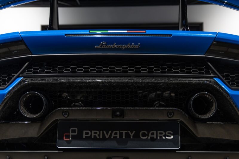 Phares arrière avec diffuseur intégré – LAMBORGHINI – Huracan Performante – 2018 – Ad Personam Blu Ely – 34 900 km – 640 ch – V10 atmo – Transmission : séquentielle – Origine France – Privaty Cars – Expertise et vente de modèles Super Sport en Charente-Maritime