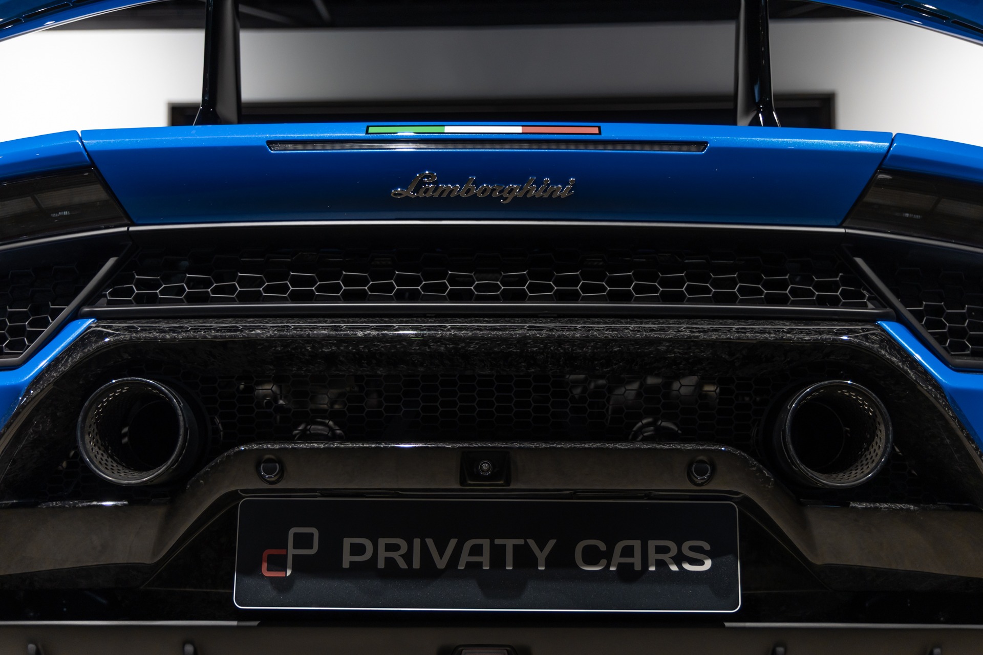 Phares arrière avec diffuseur intégré – LAMBORGHINI – Huracan Performante – 2018 – Ad Personam Blu Ely – 34 900 km – 640 ch – V10 atmo – Transmission : séquentielle – Origine France – Privaty Cars – Expertise et vente de modèles Super Sport en Charente-Maritime