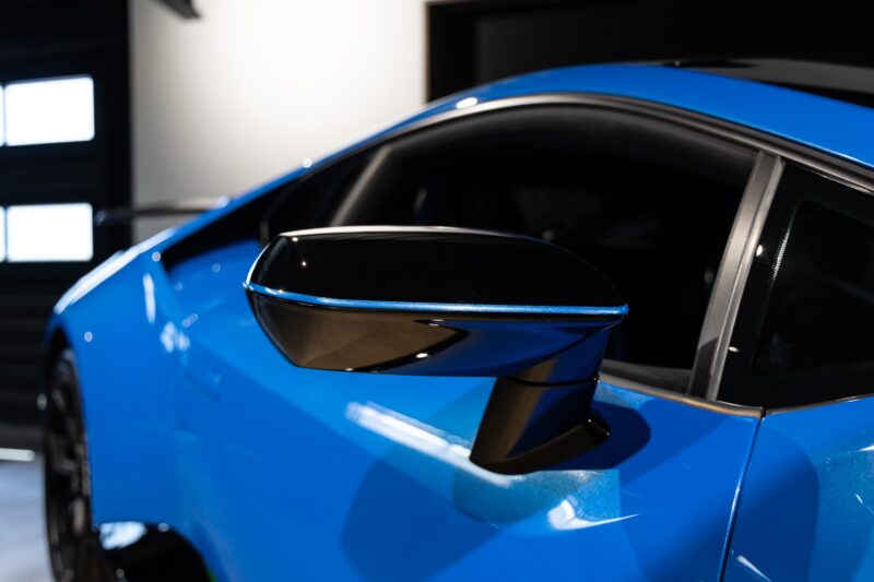 Rétroviseur avec finition noire brillante – LAMBORGHINI – Huracan Performante – 2018 – Ad Personam Blu Ely – 34 900 km – 640 ch – V10 atmo – Transmission : séquentielle – Origine France – Privaty Cars – Reprise de voitures de sport et collection en Charente-Maritime