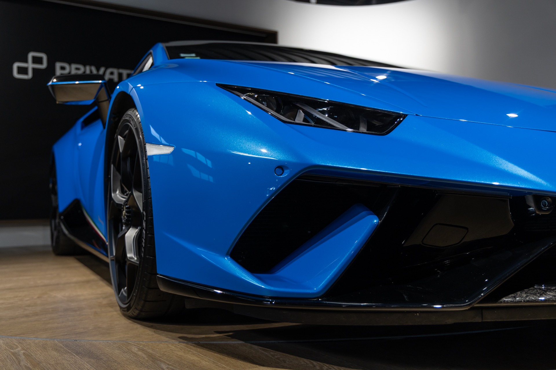 Phares avant avec design angulaire – LAMBORGHINI – Huracan Performante – 2018 – Ad Personam Blu Ely – 34 900 km – 640 ch – V10 atmo – Transmission : séquentielle – Origine France – Privaty Cars – Conciergerie automobile pour véhicules de sport près de Poitiers