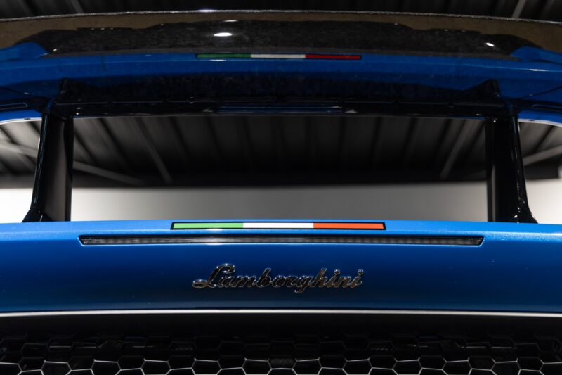Aileron arrière en carbone – LAMBORGHINI – Huracan Performante – 2018 – Ad Personam Blu Ely – 34 900 km – 640 ch – V10 atmo – Transmission : séquentielle – Origine France – Privaty Cars – Rachat cash de voitures de sport d’occasion près de Niort