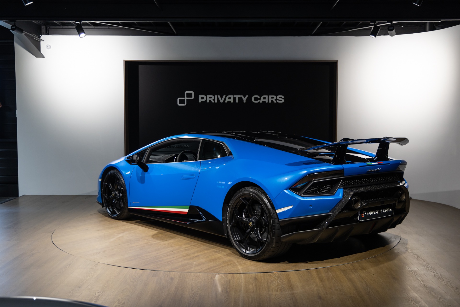 Extérieur – LAMBORGHINI – Huracan Performante – 2018 – Ad Personam Blu Ely – 34 900 km – 640 ch – V10 atmo – Transmission : séquentielle – Origine France – Privaty Cars – Courtage automobile LAMBORGHINI à La Rochelle