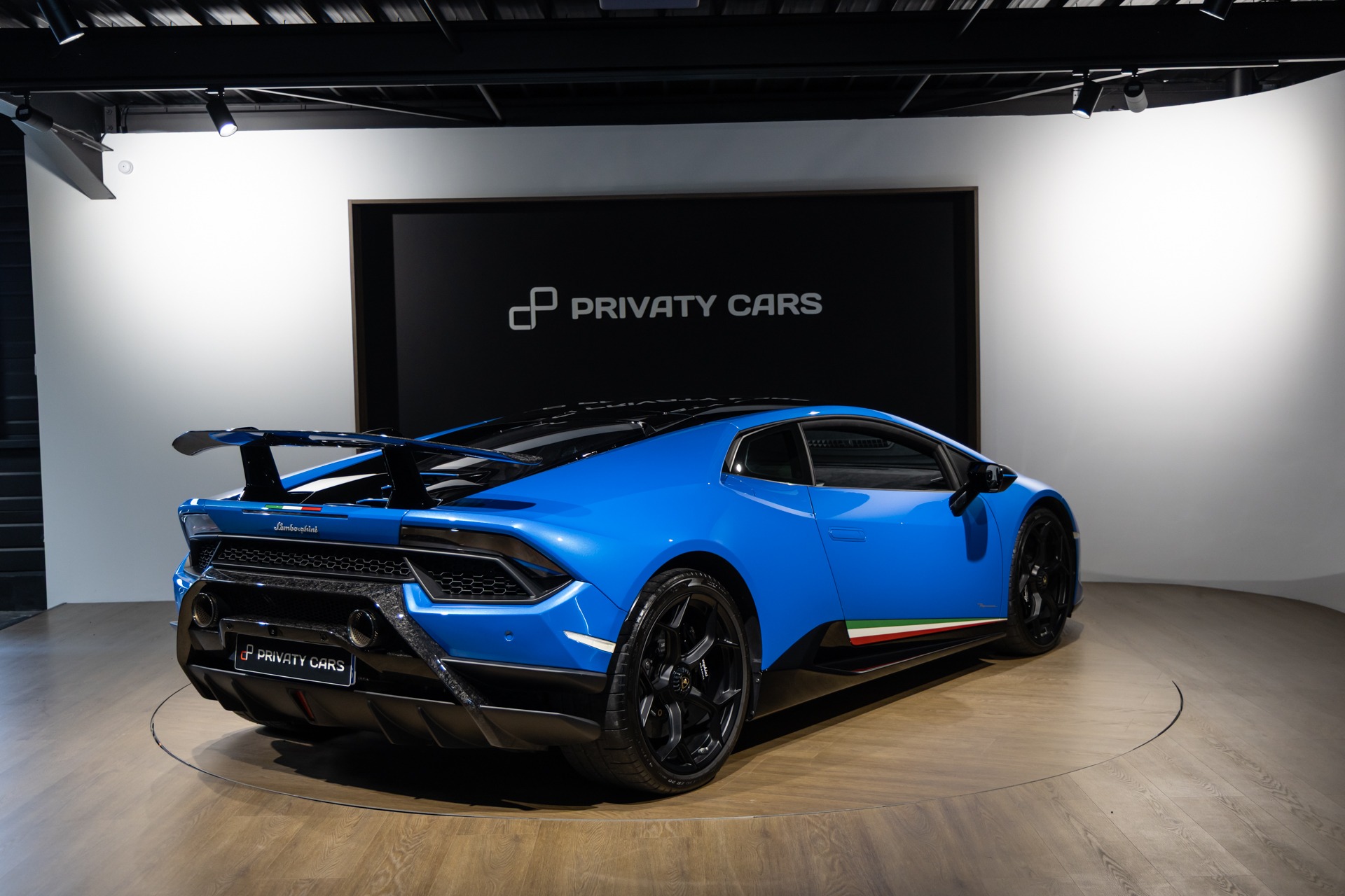 Extérieur – LAMBORGHINI – Huracan Performante – 2018 – Ad Personam Blu Ely – 34 900 km – 640 ch – V10 atmo – Transmission : séquentielle – Origine France – Privaty Cars – Spécialiste des voitures de luxe d’occasion entre Bordeaux et Nantes