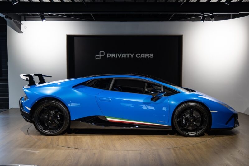 Extérieur – LAMBORGHINI – Huracan Performante – 2018 – Ad Personam Blu Ely – 34 900 km – 640 ch – V10 atmo – Transmission : séquentielle – Origine France – Privaty Cars – Rachat de Porsche et Ferrari d’occasion en Charente-Maritime