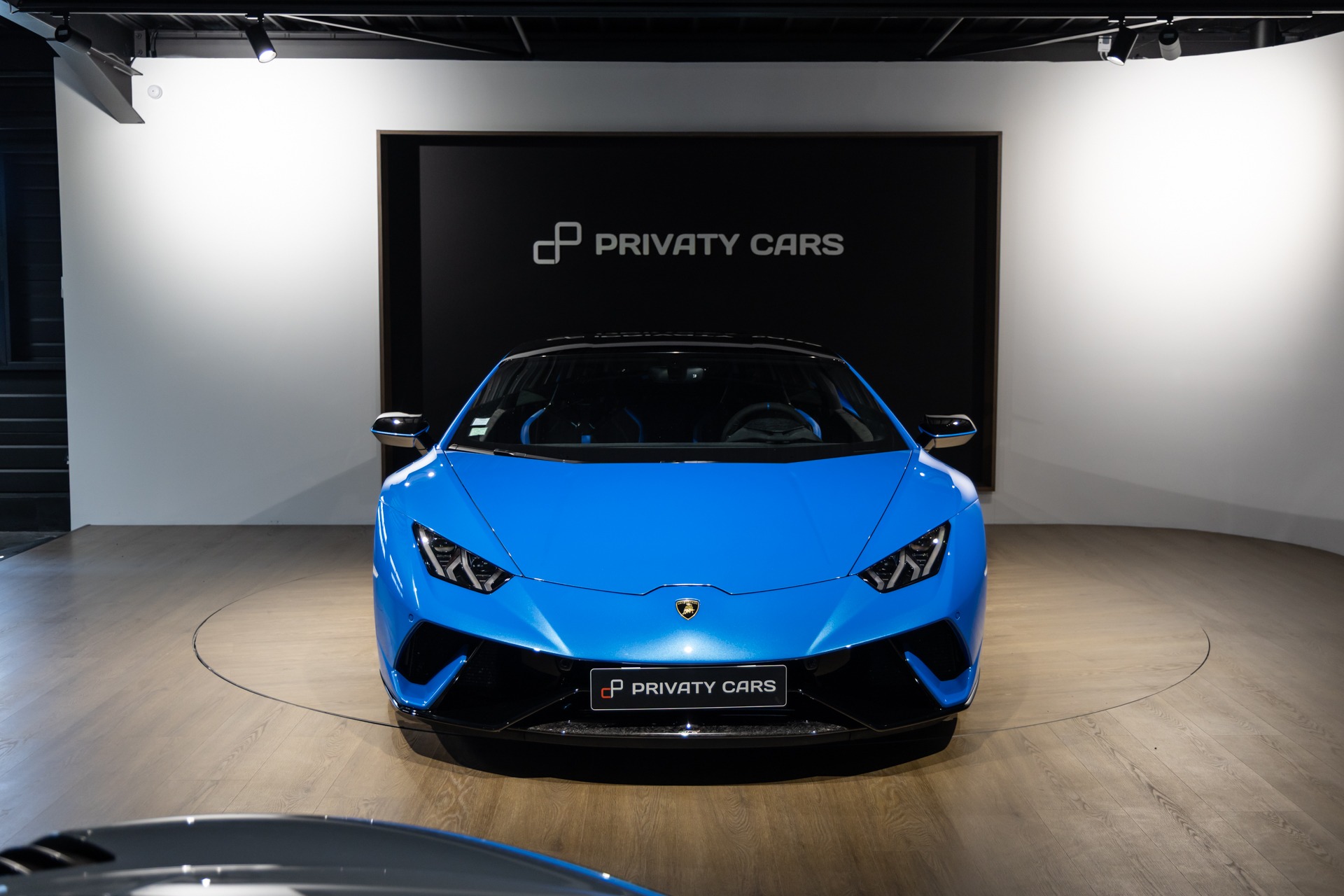 Vue avant avec phares angulaires – LAMBORGHINI – Huracan Performante – 2018 – Ad Personam Blu Ely – 34 900 km – 640 ch – V10 atmo – Transmission : séquentielle – Origine France – Privaty Cars – Rachat de Porsche et Ferrari d’occasion près de Niort