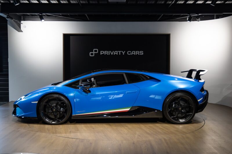 Vue latérale avec aileron arrière – LAMBORGHINI – Huracan Performante – 2018 – Ad Personam Blu Ely – 34 900 km – 640 ch – V10 atmo – Transmission : séquentielle – Origine France – Privaty Cars – Achat et vente de supercars d’occasion à La Rochelle