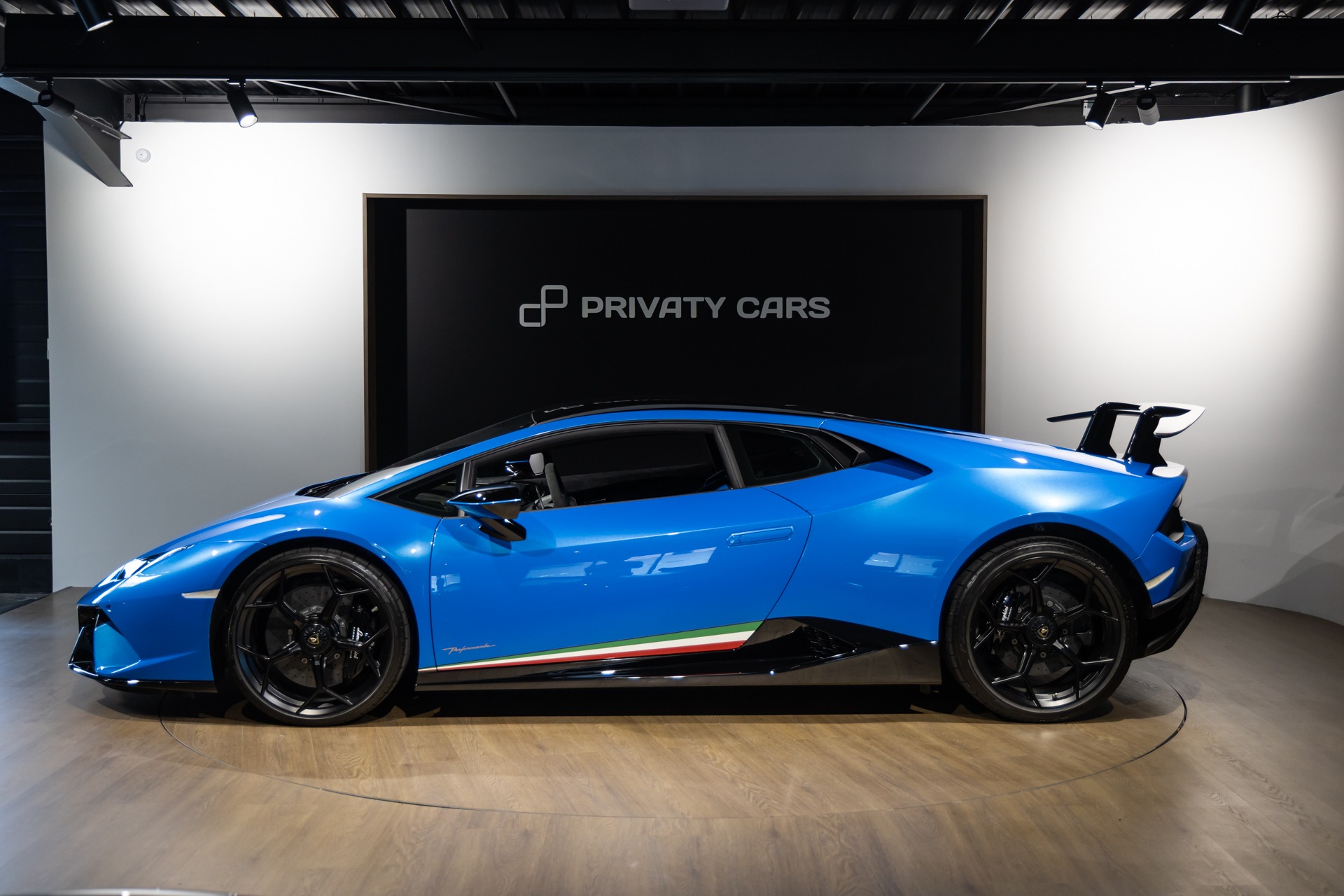Vue latérale avec aileron arrière – LAMBORGHINI – Huracan Performante – 2018 – Ad Personam Blu Ely – 34 900 km – 640 ch – V10 atmo – Transmission : séquentielle – Origine France – Privaty Cars – Achat et vente de supercars d’occasion à La Rochelle
