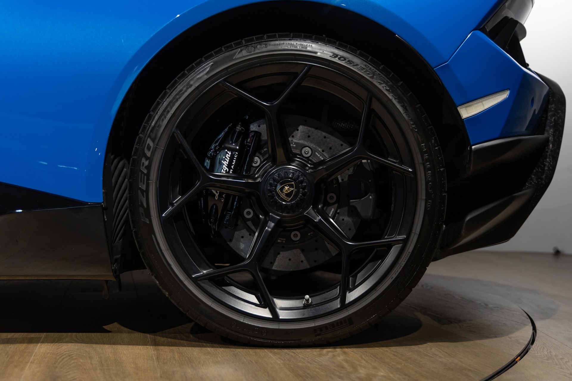 Jantes – LAMBORGHINI – Huracan Performante – 2018 – Ad Personam Blu Ely – 34 900 km – 640 ch – V10 atmo – Transmission : séquentielle – Origine France – Privaty Cars – Achat et vente de véhicules LAMBORGHINI d’occasion en Nouvelle-Aquitaine