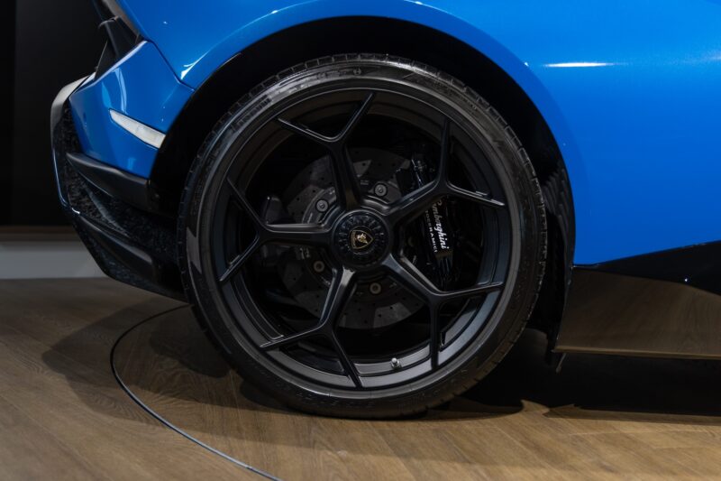 Jantes – LAMBORGHINI – Huracan Performante – 2018 – Ad Personam Blu Ely – 34 900 km – 640 ch – V10 atmo – Transmission : séquentielle – Origine France – Privaty Cars – Vente de voitures de sport d’occasion proche de Bordeaux