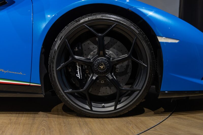 Jantes – LAMBORGHINI – Huracan Performante – 2018 – Ad Personam Blu Ely – 34 900 km – 640 ch – V10 atmo – Transmission : séquentielle – Origine France – Privaty Cars – Dépôt-vente de véhicules LAMBORGHINI en Nouvelle-Aquitaine