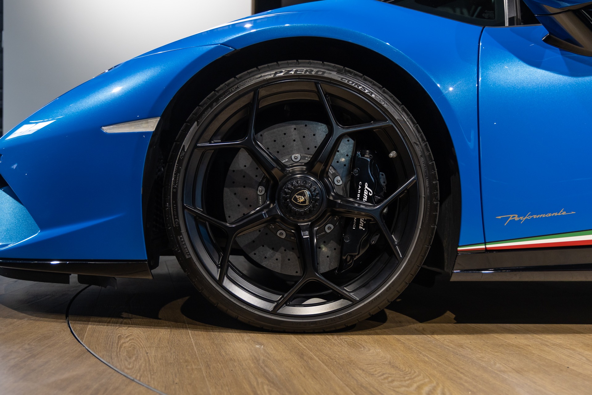 Jantes en alliage noir mat – LAMBORGHINI – Huracan Performante – 2018 – Ad Personam Blu Ely – 34 900 km – 640 ch – V10 atmo – Transmission : séquentielle – Origine France – Privaty Cars – Courtage automobile LAMBORGHINI en Charente-Maritime