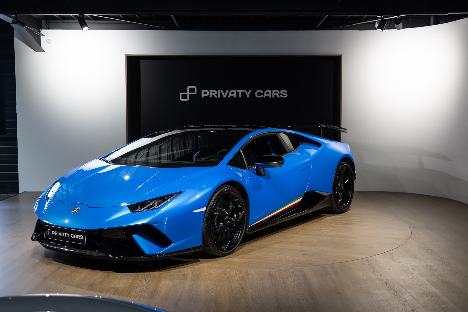 À vendre – LAMBORGHINI – Huracan Performante – 2018 – Ad Personam Blu Ely – 34 900 km – 640 ch – V10 atmo – Transmission : séquentielle – Photo principale – Origine France – Privaty Cars – Achat et vente de voitures de luxe d’occasion à 2 heures de Paris en TGV