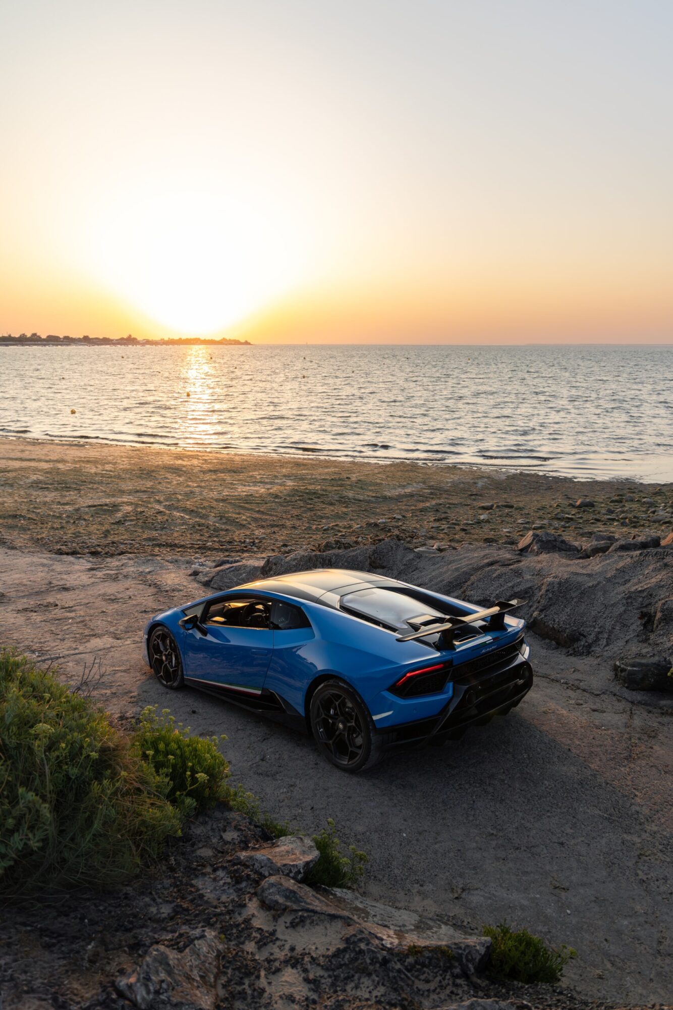 Vue arrière avec aileron et diffuseur – LAMBORGHINI – Huracan Performante – 2018 – Ad Personam Blu Ely – 34 900 km – 640 ch – V10 atmo – Transmission : séquentielle – Origine France – Privaty Cars – Expertise et vente de modèles Super Sport à La Rochelle