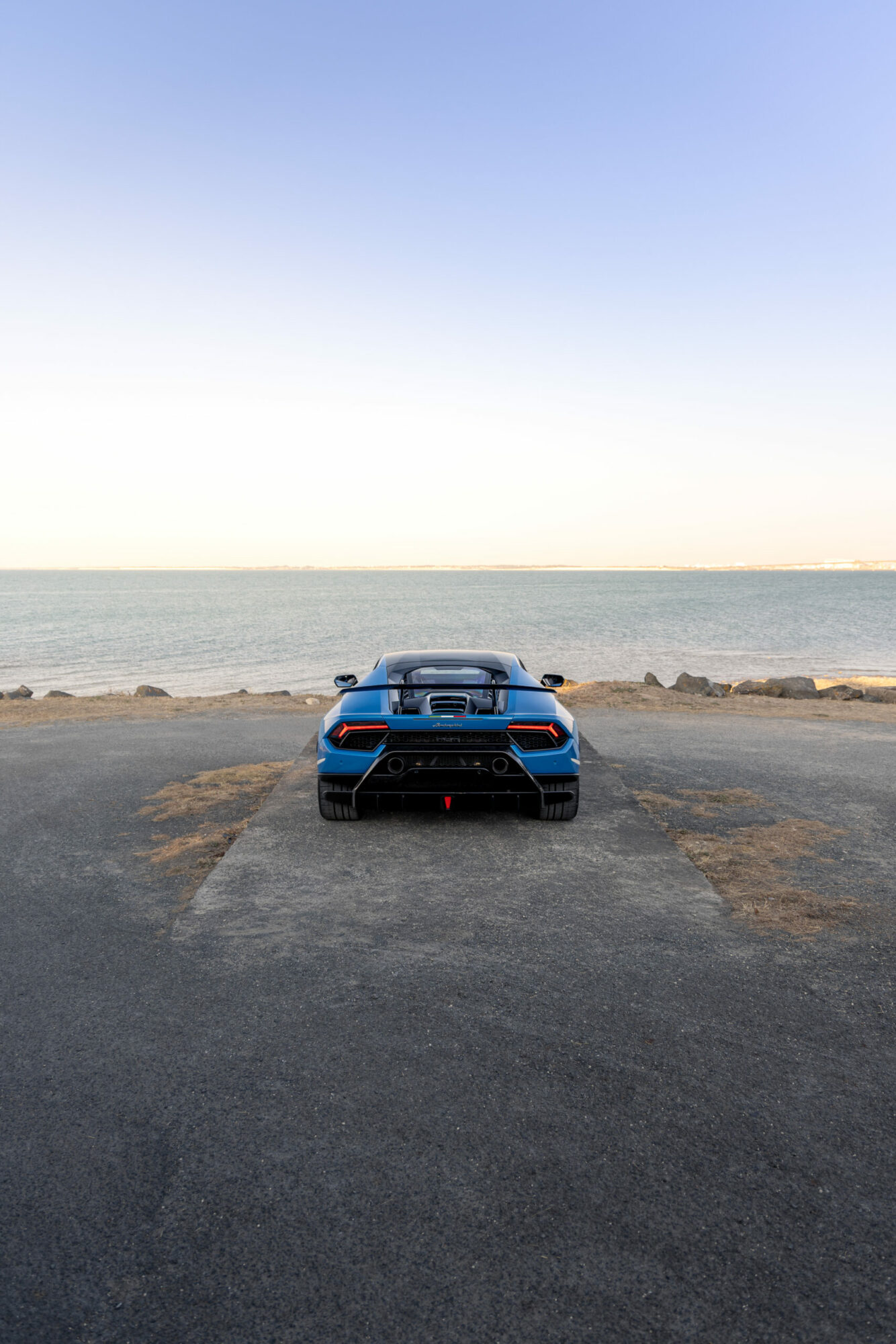 Vue arrière avec diffuseur et aileron – LAMBORGHINI – Huracan Performante – 2018 – Ad Personam Blu Ely – 34 900 km – 640 ch – V10 atmo – Transmission : séquentielle – Origine France – Privaty Cars – Rachat de Porsche et Ferrari d’occasion à 2 heures de Paris en TGV