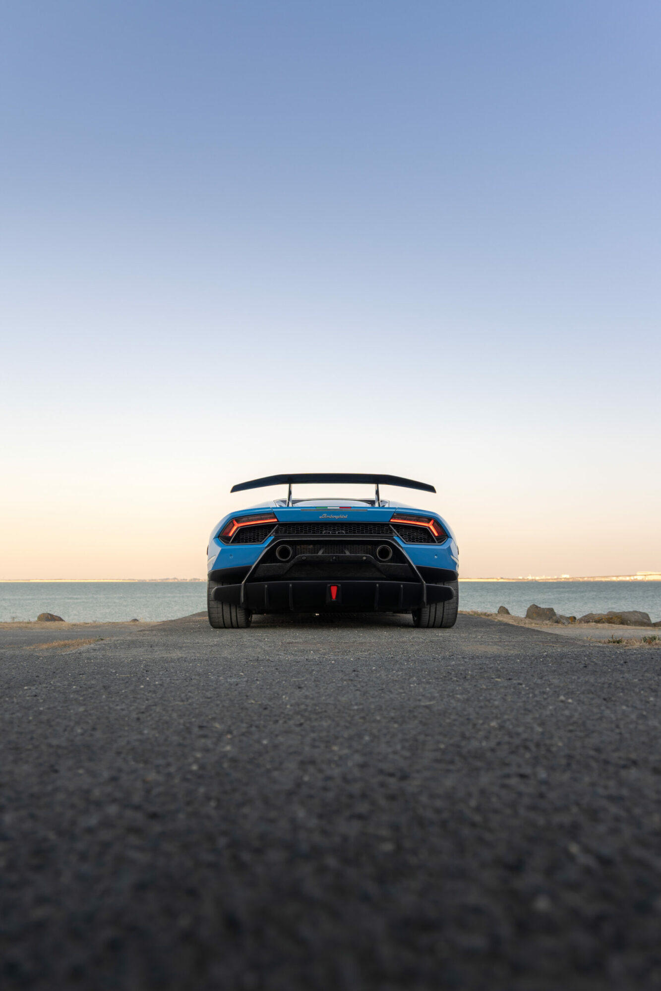 Vue arrière avec aileron et diffuseur – LAMBORGHINI – Huracan Performante – 2018 – Ad Personam Blu Ely – 34 900 km – 640 ch – V10 atmo – Transmission : séquentielle – Origine France – Privaty Cars – Recherche personnalisée de modèles LAMBORGHINI à 2 heures de Paris en TGV