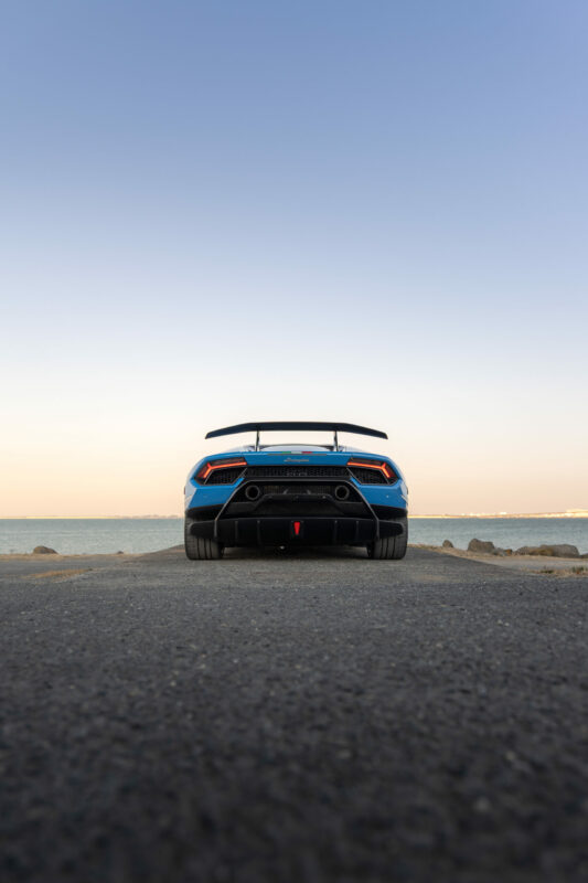 Vue arrière avec aileron et diffuseur – LAMBORGHINI – Huracan Performante – 2018 – Ad Personam Blu Ely – 34 900 km – 640 ch – V10 atmo – Transmission : séquentielle – Origine France – Privaty Cars – Recherche personnalisée de modèles LAMBORGHINI à 2 heures de Paris en TGV