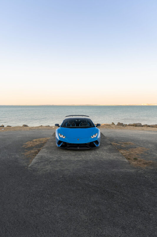 Vue avant avec phares distinctifs – LAMBORGHINI – Huracan Performante – 2018 – Ad Personam Blu Ely – 34 900 km – 640 ch – V10 atmo – Transmission : séquentielle – Origine France – Privaty Cars – Recherche de supercars hors marché près de Poitiers