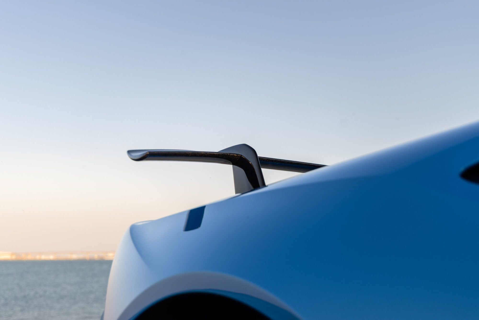 Aileron arrière en carbone – LAMBORGHINI – Huracan Performante – 2018 – Ad Personam Blu Ely – 34 900 km – 640 ch – V10 atmo – Transmission : séquentielle – Origine France – Privaty Cars – Expert des modèles LAMBORGHINI dans l’Ouest de la France