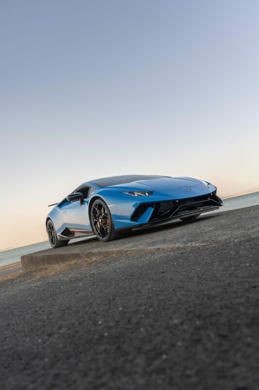 Vue avant avec prise d'air large – LAMBORGHINI – Huracan Performante – 2018 – Ad Personam Blu Ely – 34 900 km – 640 ch – V10 atmo – Transmission : séquentielle – Origine France – Privaty Cars – Spécialiste LAMBORGHINI d’occasion près de Poitiers