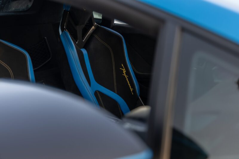 Sièges baquets avec surpiqûres jaunes – LAMBORGHINI – Huracan Performante – 2018 – Ad Personam Blu Ely – 34 900 km – 640 ch – V10 atmo – Transmission : séquentielle – Origine France – Privaty Cars – Recherche personnalisée de modèles LAMBORGHINI à 2 heures de Paris en TGV