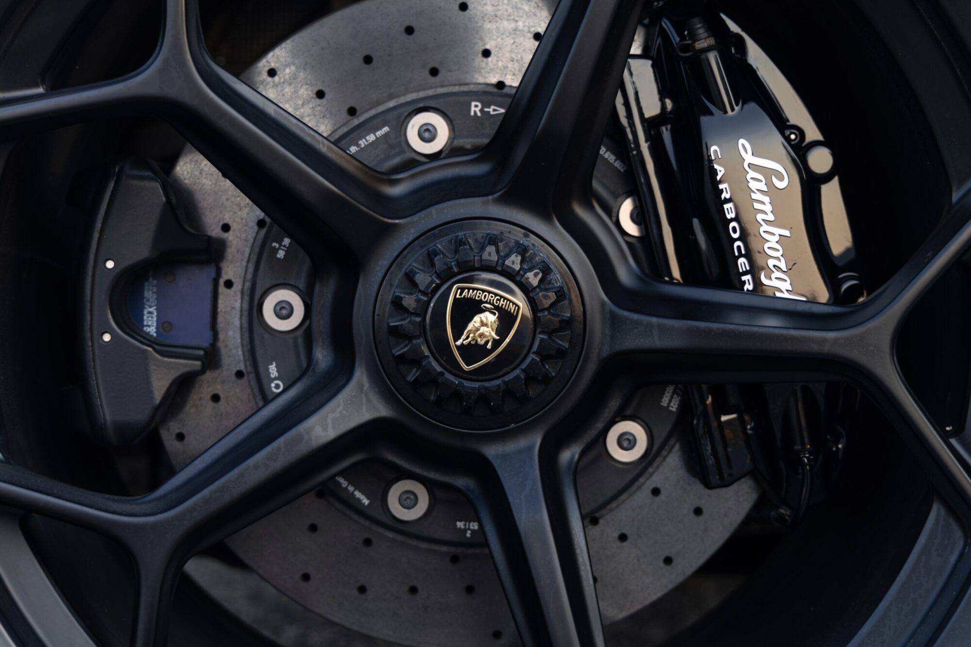 Jante en alliage noir avec étrier de frein – LAMBORGHINI – Huracan Performante – 2018 – Ad Personam Blu Ely – 34 900 km – 640 ch – V10 atmo – Transmission : séquentielle – Origine France – Privaty Cars – Spécialiste des voitures de sport d’occasion en Charente-Maritime