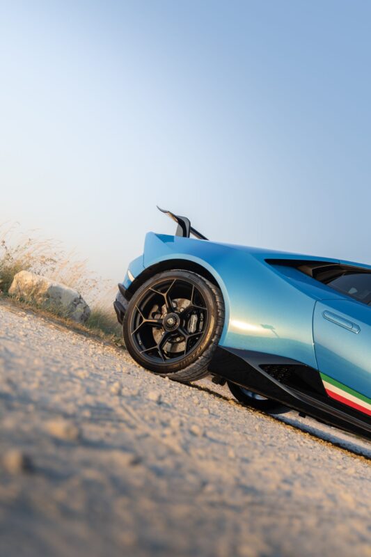 Jante alliage noir avec pneus sport – LAMBORGHINI – Huracan Performante – 2018 – Ad Personam Blu Ely – 34 900 km – 640 ch – V10 atmo – Transmission : séquentielle – Origine France – Privaty Cars – Achat et vente de véhicules LAMBORGHINI d’occasion en Nouvelle-Aquitaine