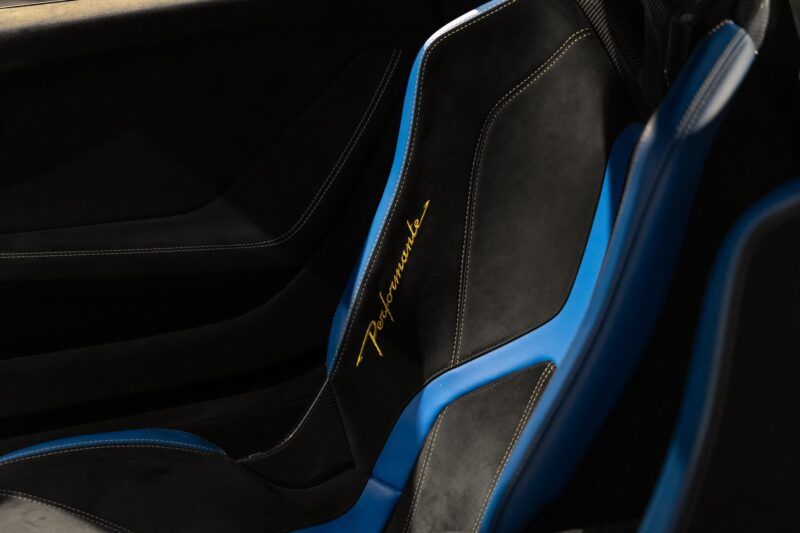 Sièges – LAMBORGHINI – Huracan Performante – 2018 – Ad Personam Blu Ely – 34 900 km – 640 ch – V10 atmo – Transmission : séquentielle – Origine France – Privaty Cars – Rachat cash de voitures de sport d’occasion en Charente-Maritime