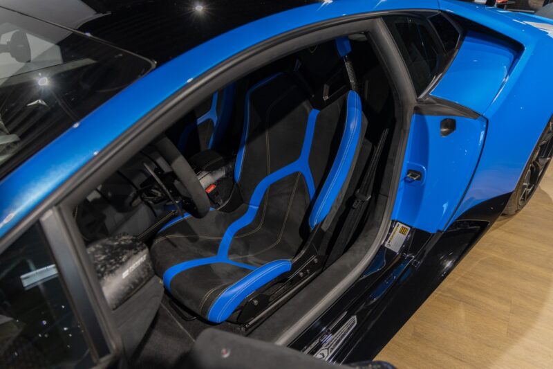 Sièges – LAMBORGHINI – Huracan Performante – 2018 – Ad Personam Blu Ely – 34 900 km – 640 ch – V10 atmo – Transmission : séquentielle – Origine France – Privaty Cars – Spécialiste des sportives d’occasion près de Niort