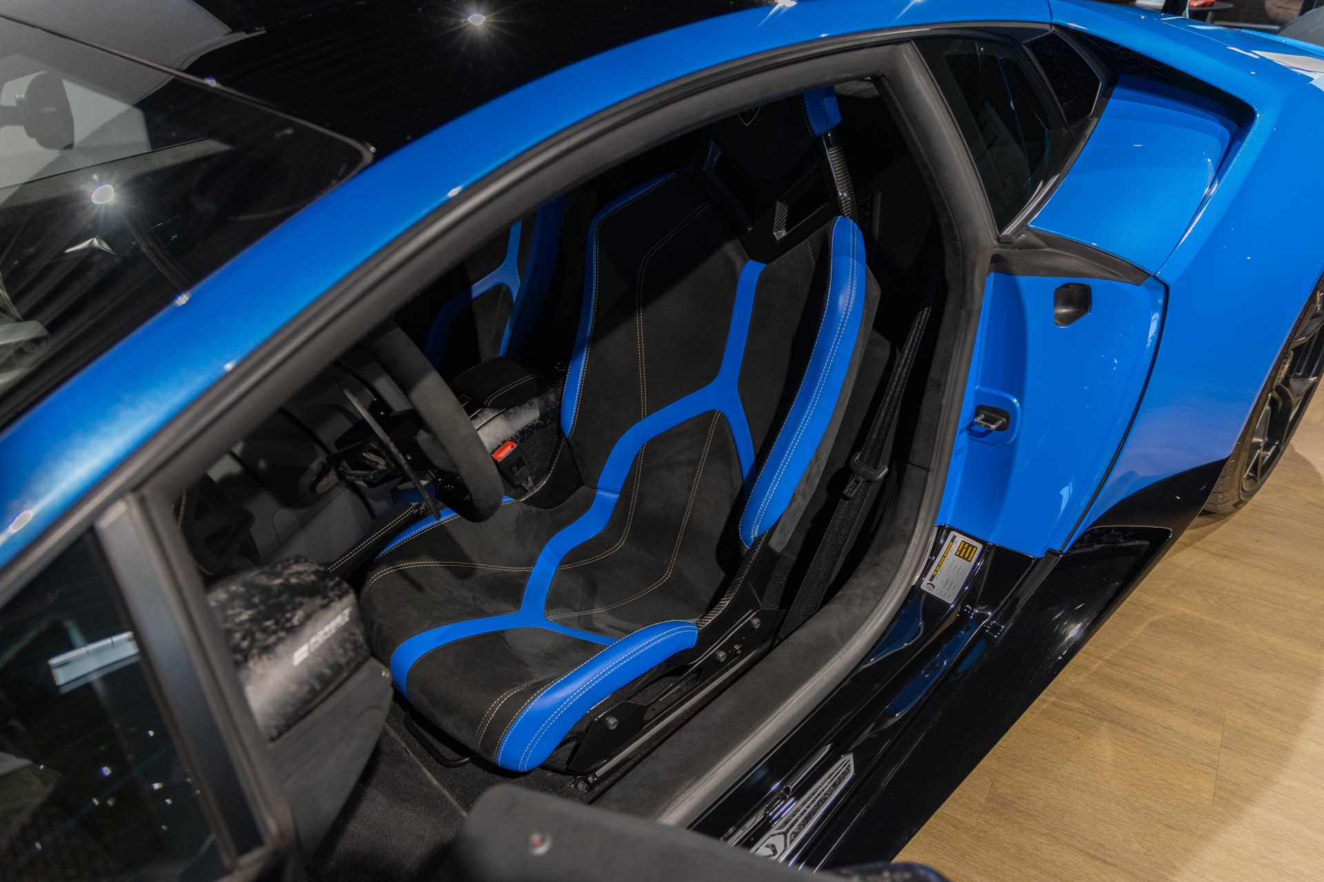 Sièges – LAMBORGHINI – Huracan Performante – 2018 – Ad Personam Blu Ely – 34 900 km – 640 ch – V10 atmo – Transmission : séquentielle – Origine France – Privaty Cars – Spécialiste des sportives d’occasion près de Niort