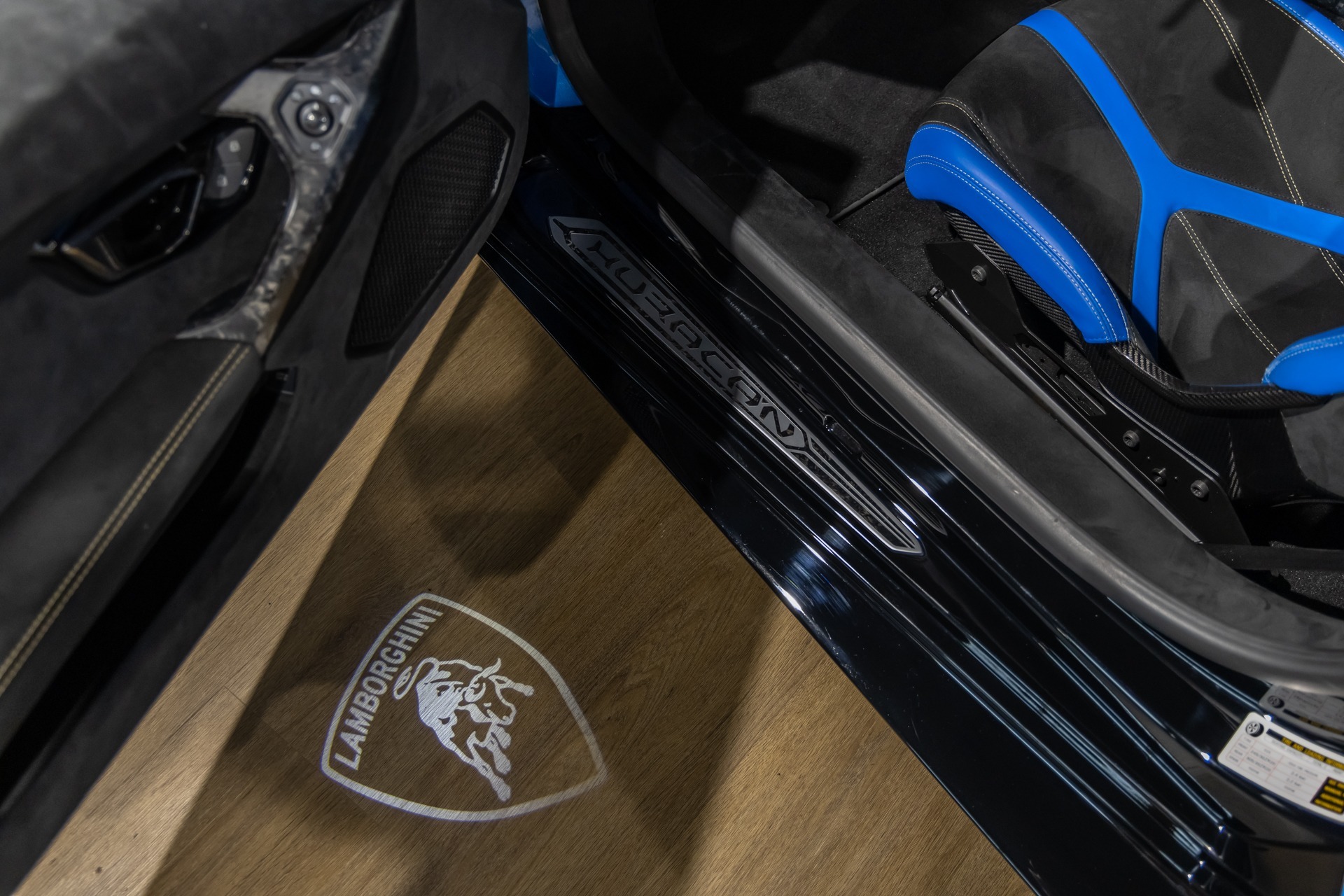 Tableau de bord – LAMBORGHINI – Huracan Performante – 2018 – Ad Personam Blu Ely – 34 900 km – 640 ch – V10 atmo – Transmission : séquentielle – Origine France – Privaty Cars – Service de courtage et recherche automobile premium entre Bordeaux et Nantes
