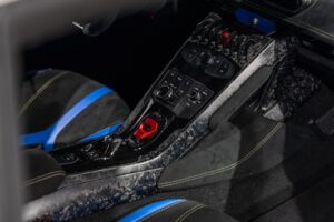 Console centrale avec commandes intégrées – LAMBORGHINI – Huracan Performante – 2018 – Ad Personam Blu Ely – 34 900 km – 640 ch – V10 atmo – Transmission : séquentielle – Origine France – Privaty Cars – Vente de voitures de prestige d’occasion proche de Bordeaux