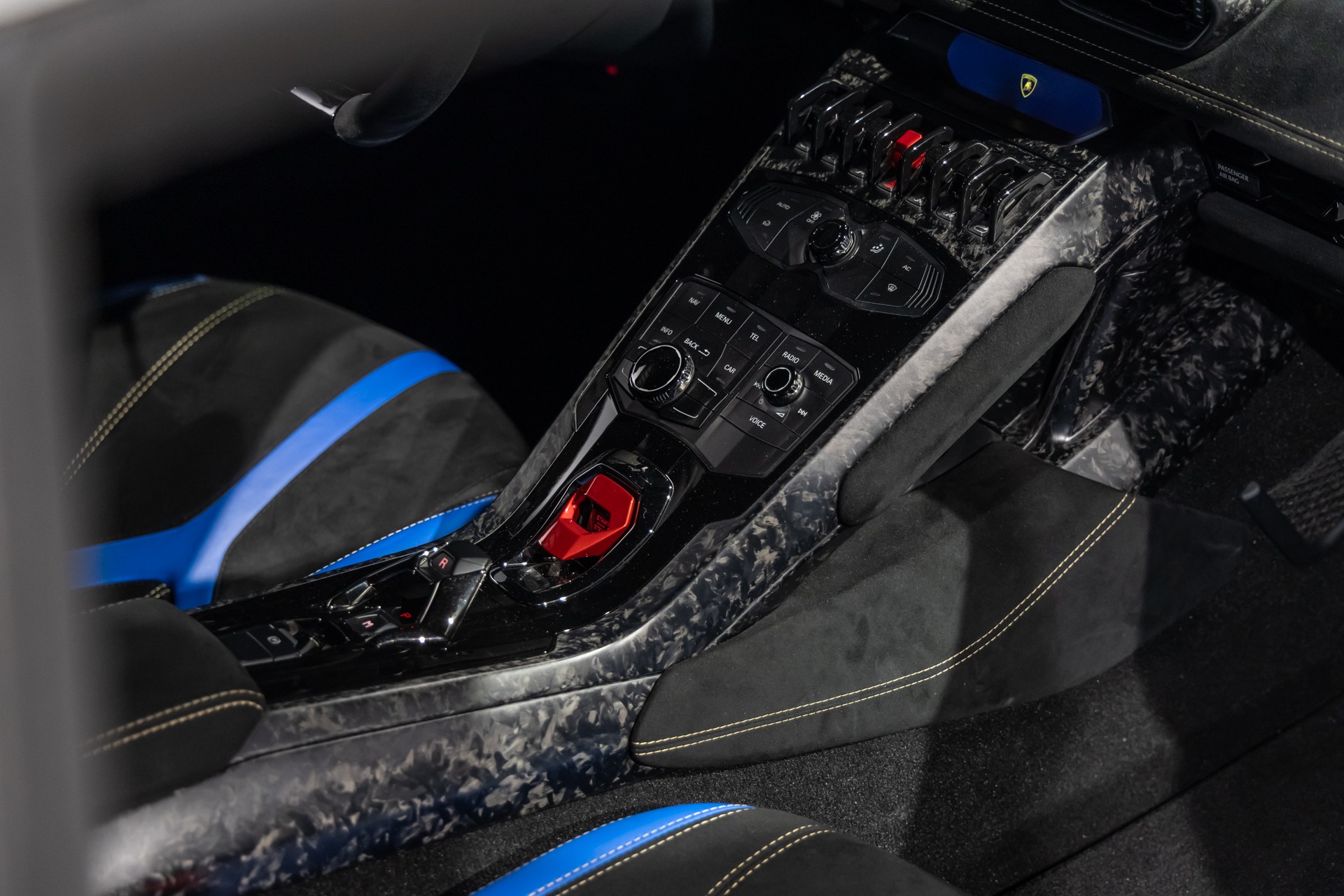 Console centrale avec commandes intégrées – LAMBORGHINI – Huracan Performante – 2018 – Ad Personam Blu Ely – 34 900 km – 640 ch – V10 atmo – Transmission : séquentielle – Origine France – Privaty Cars – Vente de voitures de prestige d’occasion proche de Bordeaux