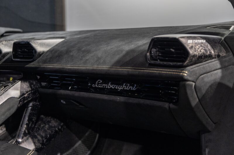 Tableau de bord – LAMBORGHINI – Huracan Performante – 2018 – Ad Personam Blu Ely – 34 900 km – 640 ch – V10 atmo – Transmission : séquentielle – Origine France – Privaty Cars – Dépôt-vente de voitures de sport et véhicules d’exception près de Poitiers