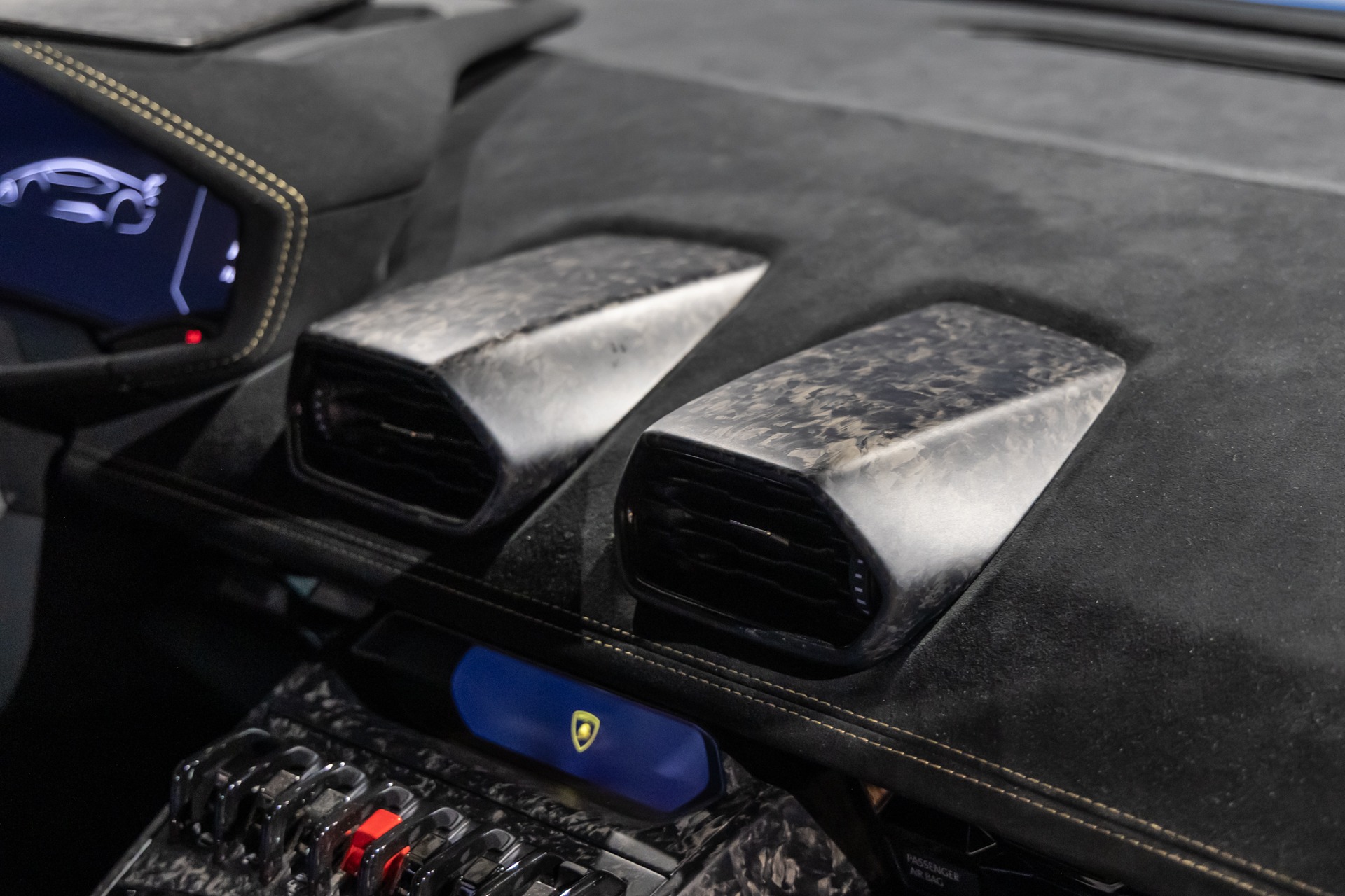 Tableau de bord – LAMBORGHINI – Huracan Performante – 2018 – Ad Personam Blu Ely – 34 900 km – 640 ch – V10 atmo – Transmission : séquentielle – Origine France – Privaty Cars – Courtage automobile LAMBORGHINI près de Niort