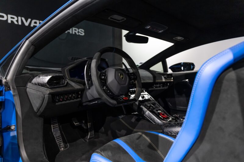 Tableau de bord – LAMBORGHINI – Huracan Performante – 2018 – Ad Personam Blu Ely – 34 900 km – 640 ch – V10 atmo – Transmission : séquentielle – Origine France – Privaty Cars – Conciergerie automobile pour véhicules de sport proche de Bordeaux