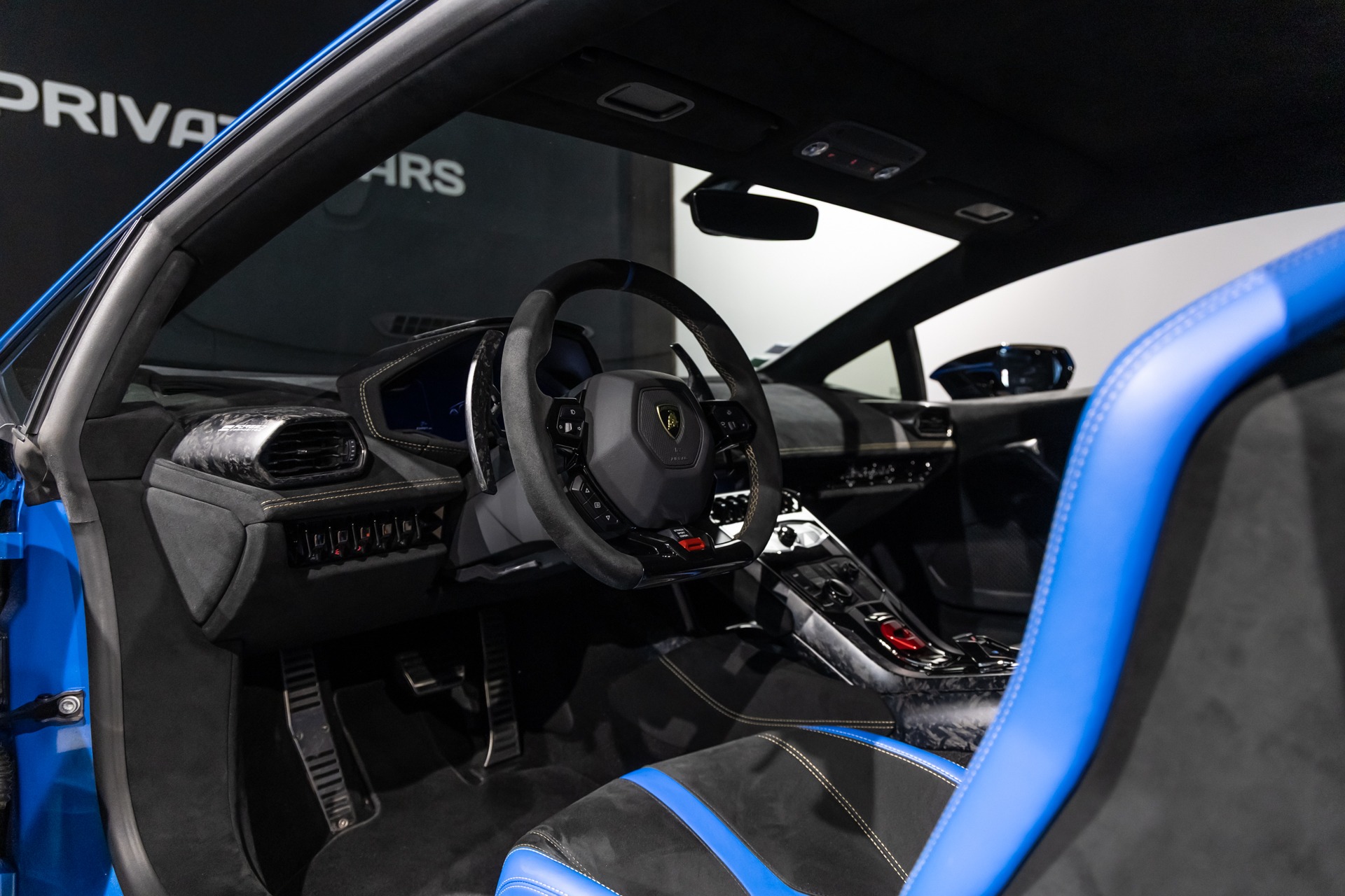Tableau de bord – LAMBORGHINI – Huracan Performante – 2018 – Ad Personam Blu Ely – 34 900 km – 640 ch – V10 atmo – Transmission : séquentielle – Origine France – Privaty Cars – Conciergerie automobile pour véhicules de sport proche de Bordeaux