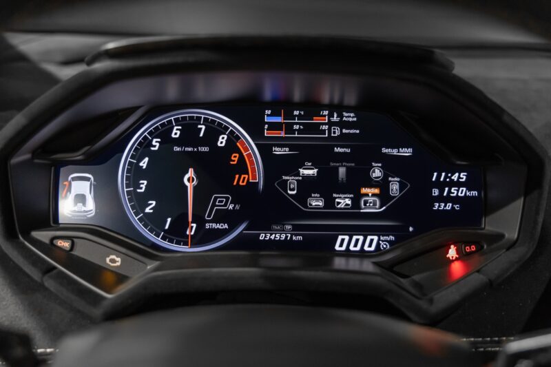 Tableau de bord numérique avec compte-tours – LAMBORGHINI – Huracan Performante – 2018 – Ad Personam Blu Ely – 34 900 km – 640 ch – V10 atmo – Transmission : séquentielle – Origine France – Privaty Cars – Courtage automobile pour véhicules exclusifs proche de Bordeaux