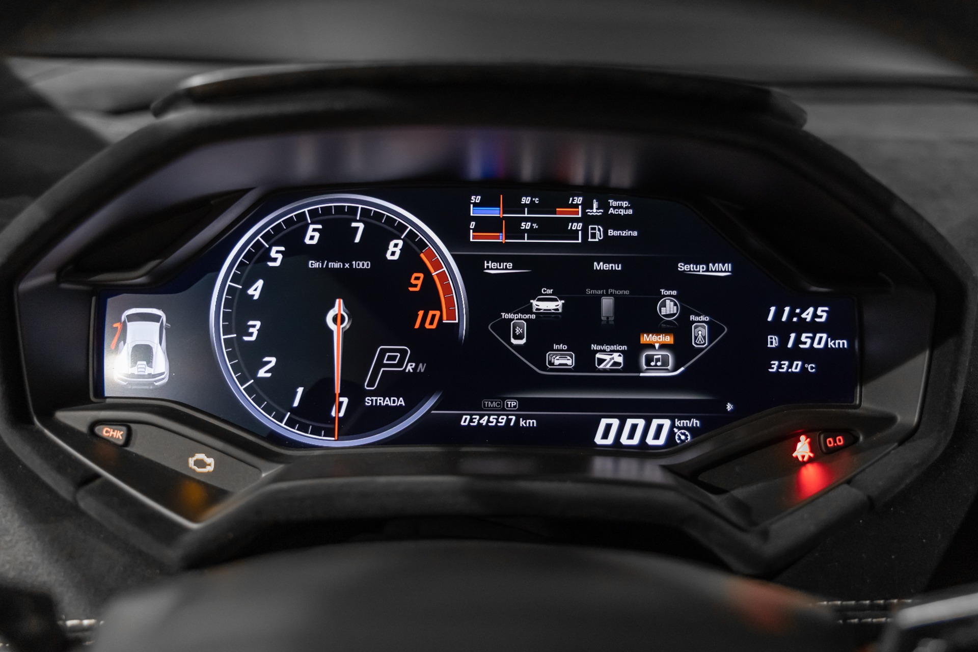 Tableau de bord numérique avec compte-tours – LAMBORGHINI – Huracan Performante – 2018 – Ad Personam Blu Ely – 34 900 km – 640 ch – V10 atmo – Transmission : séquentielle – Origine France – Privaty Cars – Courtage automobile pour véhicules exclusifs proche de Bordeaux