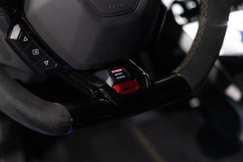 Volant – LAMBORGHINI – Huracan Performante – 2018 – Ad Personam Blu Ely – 34 900 km – 640 ch – V10 atmo – Transmission : séquentielle – Origine France – Privaty Cars – Courtage automobile pour véhicules exclusifs près de Poitiers