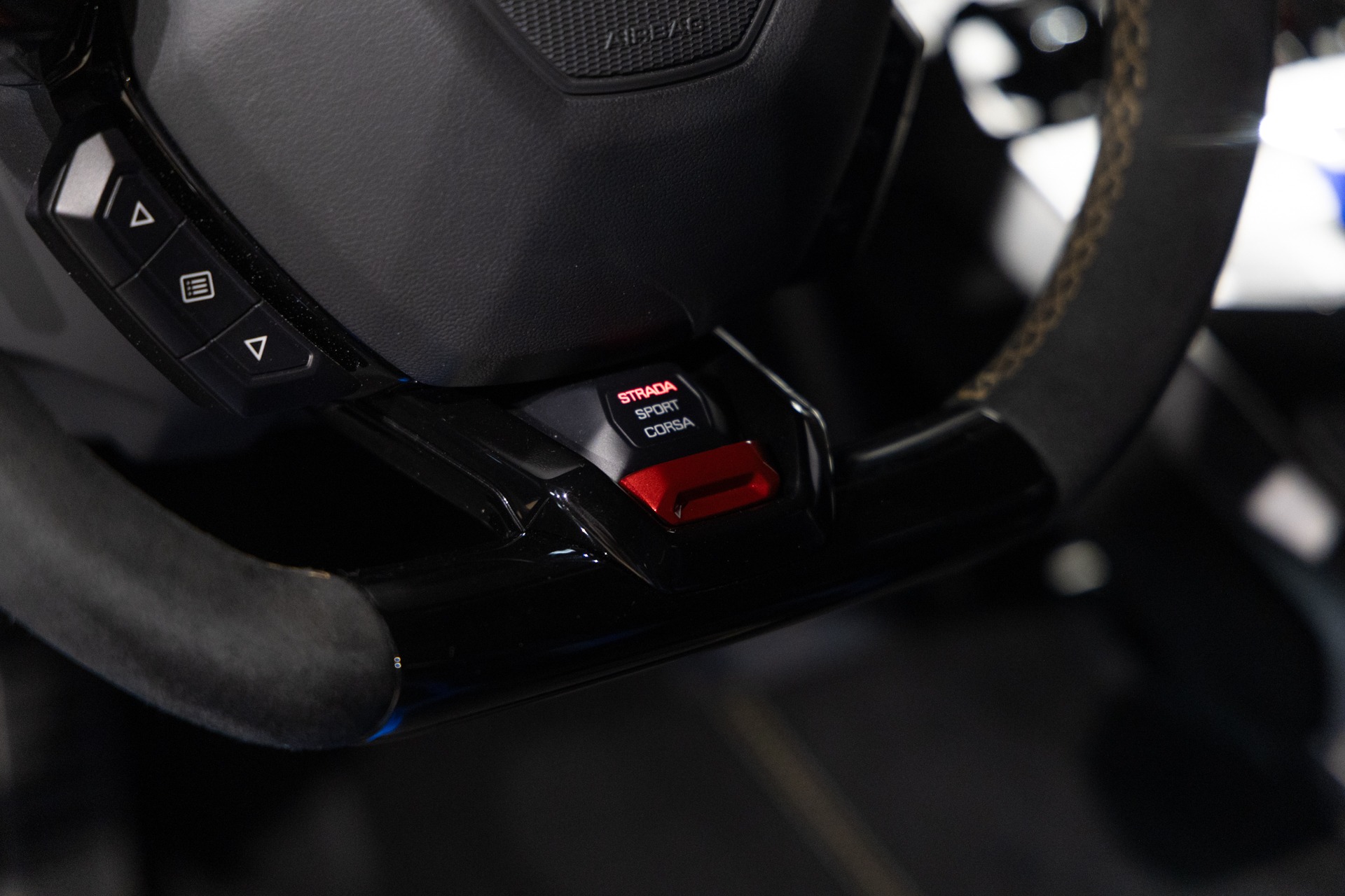 Volant – LAMBORGHINI – Huracan Performante – 2018 – Ad Personam Blu Ely – 34 900 km – 640 ch – V10 atmo – Transmission : séquentielle – Origine France – Privaty Cars – Courtage automobile pour véhicules exclusifs près de Poitiers