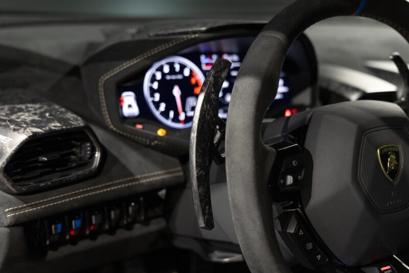 Volant – LAMBORGHINI – Huracan Performante – 2018 – Ad Personam Blu Ely – 34 900 km – 640 ch – V10 atmo – Transmission : séquentielle – Origine France – Privaty Cars – Spécialiste indépendant Porsche, Ferrari et McLaren à 2 heures de Paris en TGV