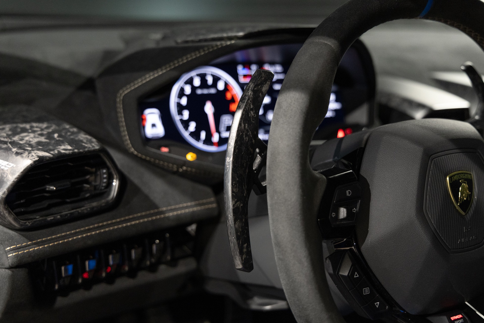 Volant – LAMBORGHINI – Huracan Performante – 2018 – Ad Personam Blu Ely – 34 900 km – 640 ch – V10 atmo – Transmission : séquentielle – Origine France – Privaty Cars – Spécialiste indépendant Porsche, Ferrari et McLaren à 2 heures de Paris en TGV