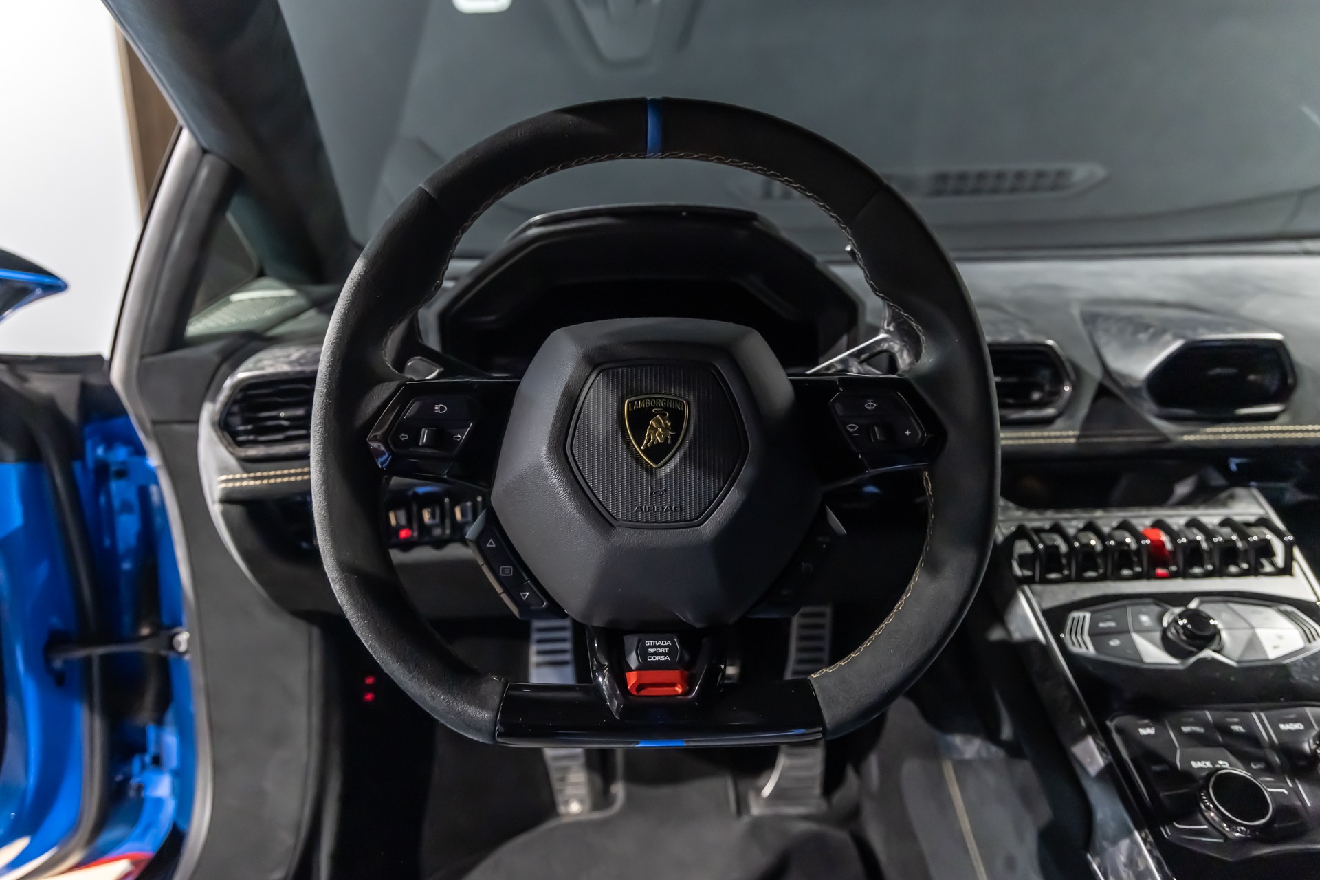 Volant – LAMBORGHINI – Huracan Performante – 2018 – Ad Personam Blu Ely – 34 900 km – 640 ch – V10 atmo – Transmission : séquentielle – Origine France – Privaty Cars – Rachat immédiat de véhicules de prestige en Nouvelle-Aquitaine