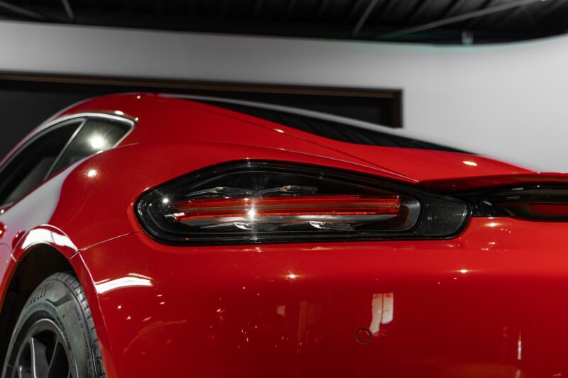Carrosserie – PORSCHE – 718 CAYMAN – 2017 – Rouge Carmin – 64 900 km – 300 ch – Flat 4 turbo – Transmission : Automatique – Origine France – Privaty Cars – Expert des sportives d’occasion haut de gamme en Charente-Maritime