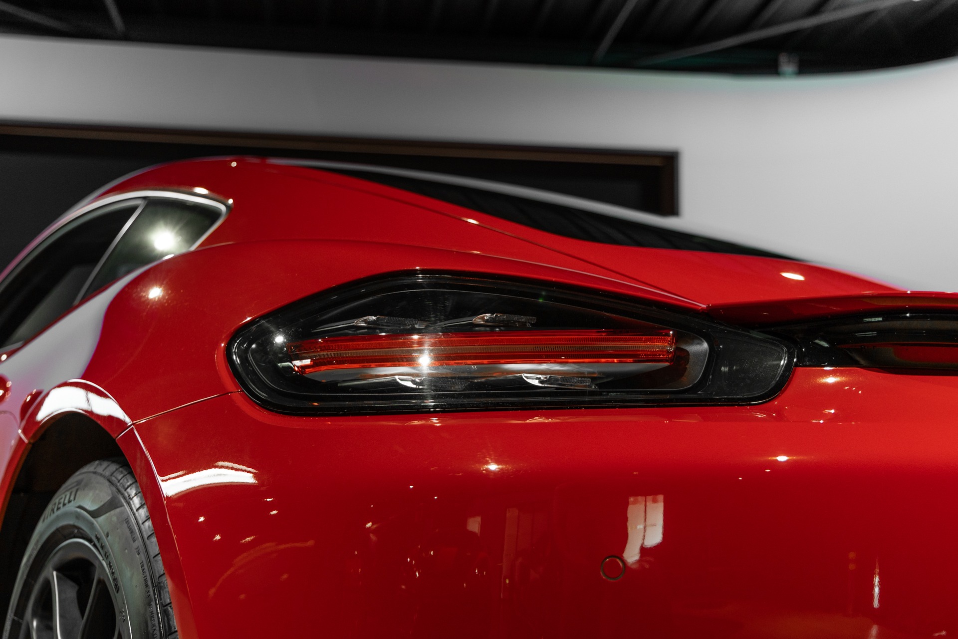Carrosserie – PORSCHE – 718 CAYMAN – 2017 – Rouge Carmin – 64 900 km – 300 ch – Flat 4 turbo – Transmission : Automatique – Origine France – Privaty Cars – Expert des sportives d’occasion haut de gamme en Charente-Maritime